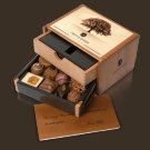 Suchen Sie etwas Exklusives und Einmaliges? Chocolaterie ist ein originelles Pralinengeschenk für jede Gelegenheit. Dieses exklusive Holzschatzkästchen mit zwei Schubladen beinhaltet eine erlesene Auswahl von vierundzwanzig köstlichen handgefertigten Pralinen mit und ohne Alkohol.


Die Holzschatzkästchen können mit einer schwarzen Lasergravur versehen werden, auf dem Sie einen von Ihnen gewählten Text eingravieren lassen können (max. 25 Zeichen). Die Gravur wird mittig auf dem Schiebedeckel des Kästchens angebracht (Abbildung unter mehr Bilder). 

Verpackungsgröße: 114x156x88mm