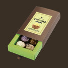 Acht leckere CupCakes aus belgischer Schokolade (mit und ohne Alkohol) mit  folgenden Füllungen: 

    Almond praline: Mandelcreme auf Haselnusskissen in Vollmilchschokolade
    Cappuccino ganache: Cappuccinocreme auf Schokoladencreme in Vollmilchschokolade
    Orange caramel: Haselnusscreme und Caramelfüllung in Vollmilchschokolade
    Forrest berries ganache: Waldbeercreme und Ganachefüllung in Vollmilchschokolade


Verpackungsgröße: 185x110x30mm