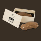 Der Porsche 911 Carrera ist das perfekte Geschenk für Liebhaber schneller Autos und köstlicher Schokolade. Verpackt ist der schokoladige Superschlitten in einer edlen Holzbox.

Verpackungsgröße: 195x110x65mm