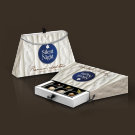 Elegante weiße Tasche in kuscheliger Strickoptik, gefüllt mit einer Auswahl von neun handgefertigten Pralinen.
Ein stilvolles Weihnachtsgeschenk für alle Frauen, die das Besondere lieben.

Verpackungsgröße: 250x120x35mm